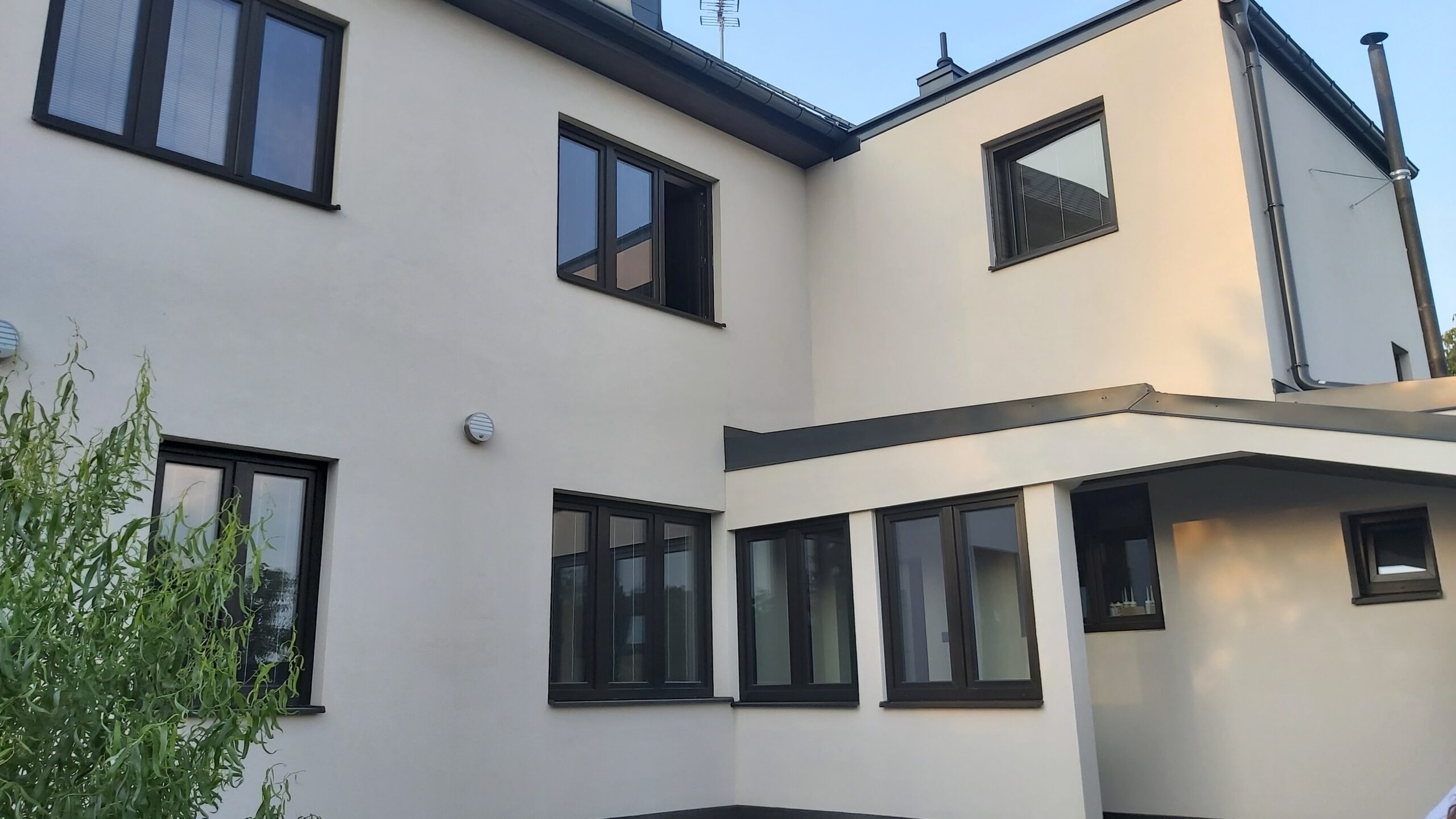 Dokončená fasáda na velké budově